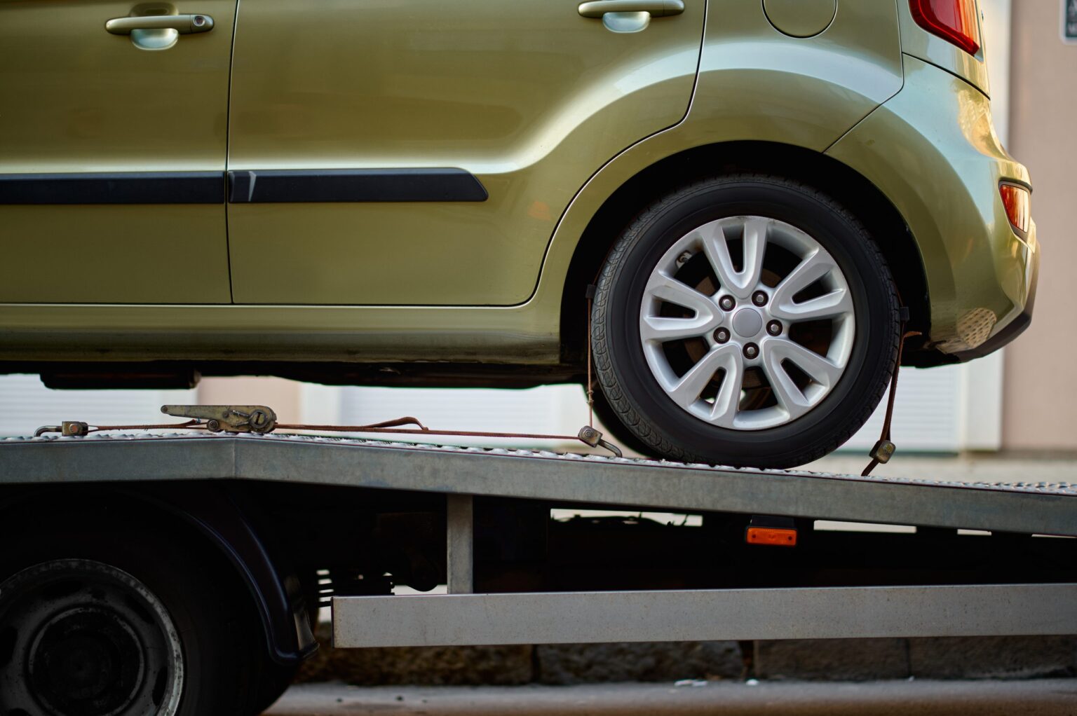 Flatbed Towing vs. Hook and Chain Towing for Junk Cars
